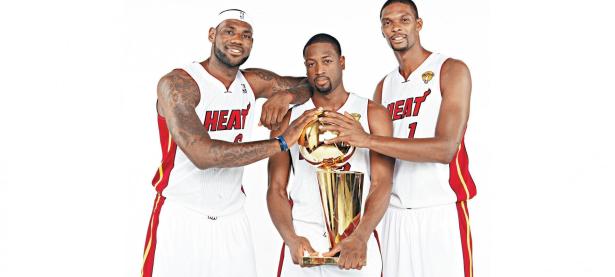 开云体育下载-布克高光映照圣城夜空，马刺轻取独行侠展团队锋芒