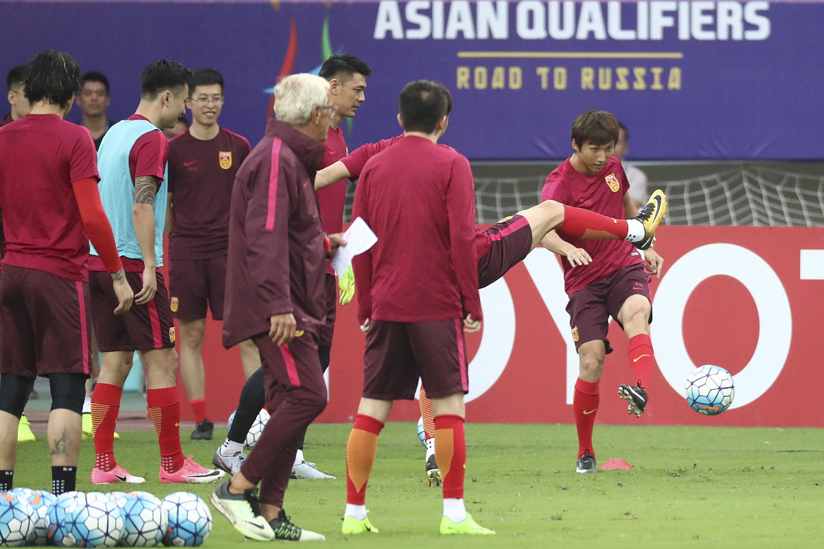 包含球队获得连败痛失信心，教练需调整阵容的词条