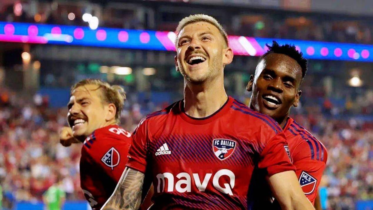 包含亚特兰大连续十场比赛不败，稳坐联赛前四的词条