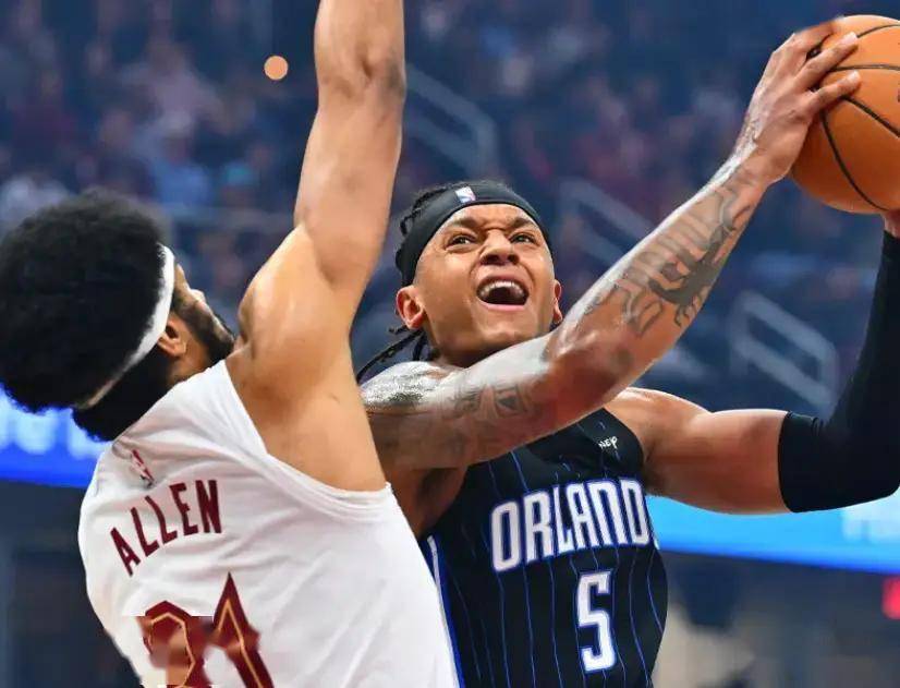 包含魔术队球员展现出色表现，协助球队取得胜场的词条