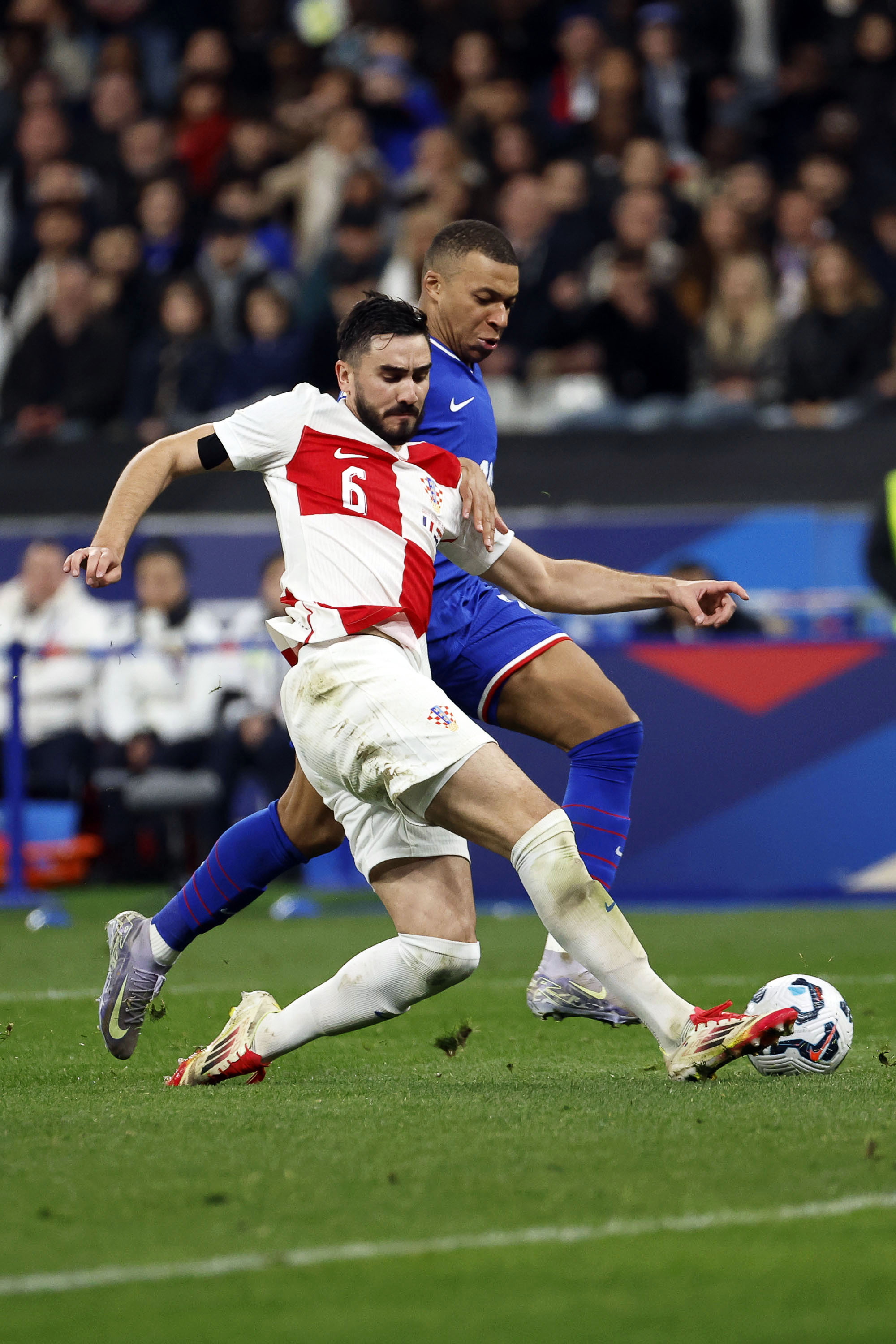 欧国联半决赛精彩回顾，球迷沉浸在胜利的喜悦中