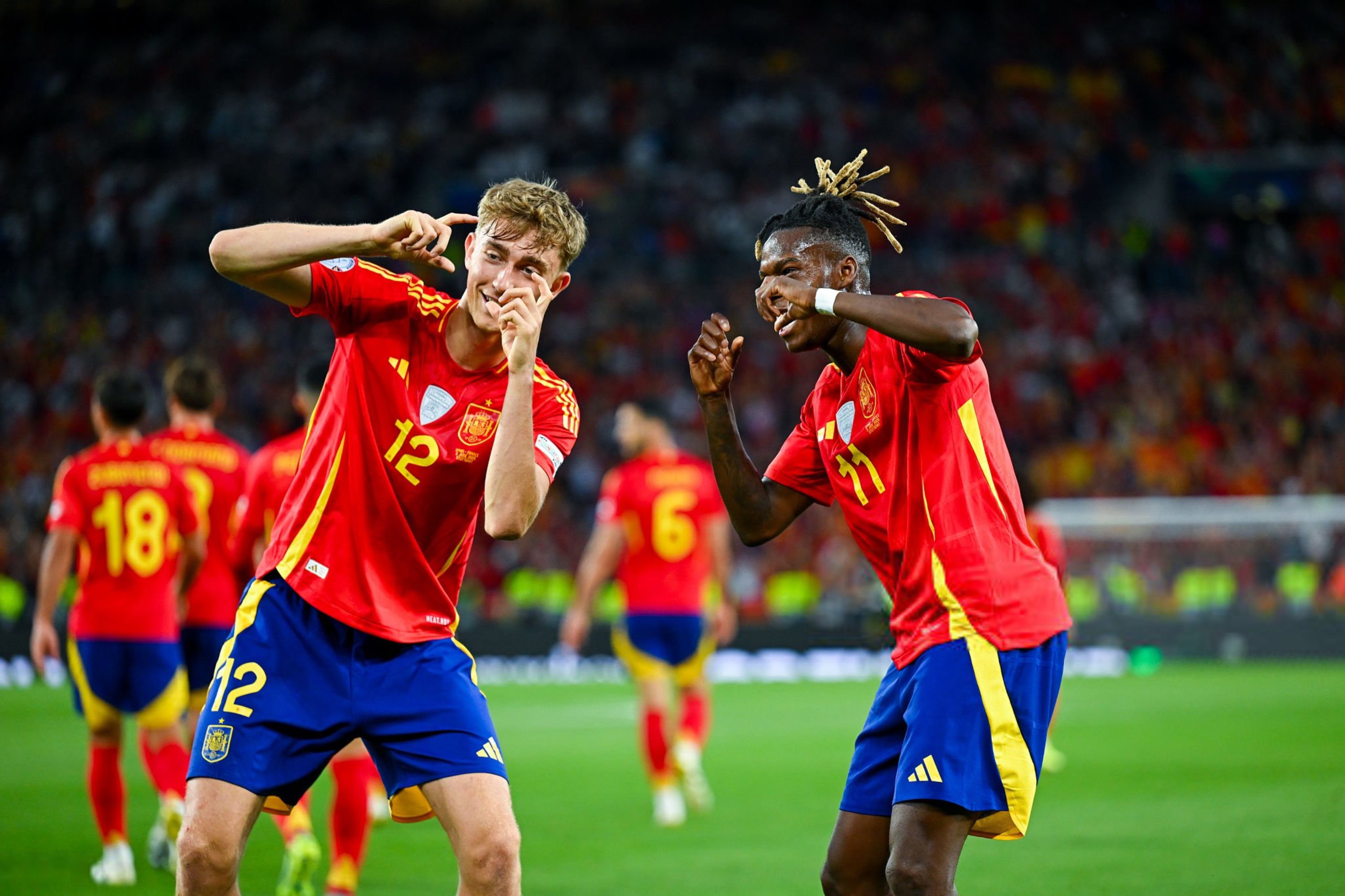 欧国联半决赛精彩回顾，球迷沉浸在胜利的喜悦中