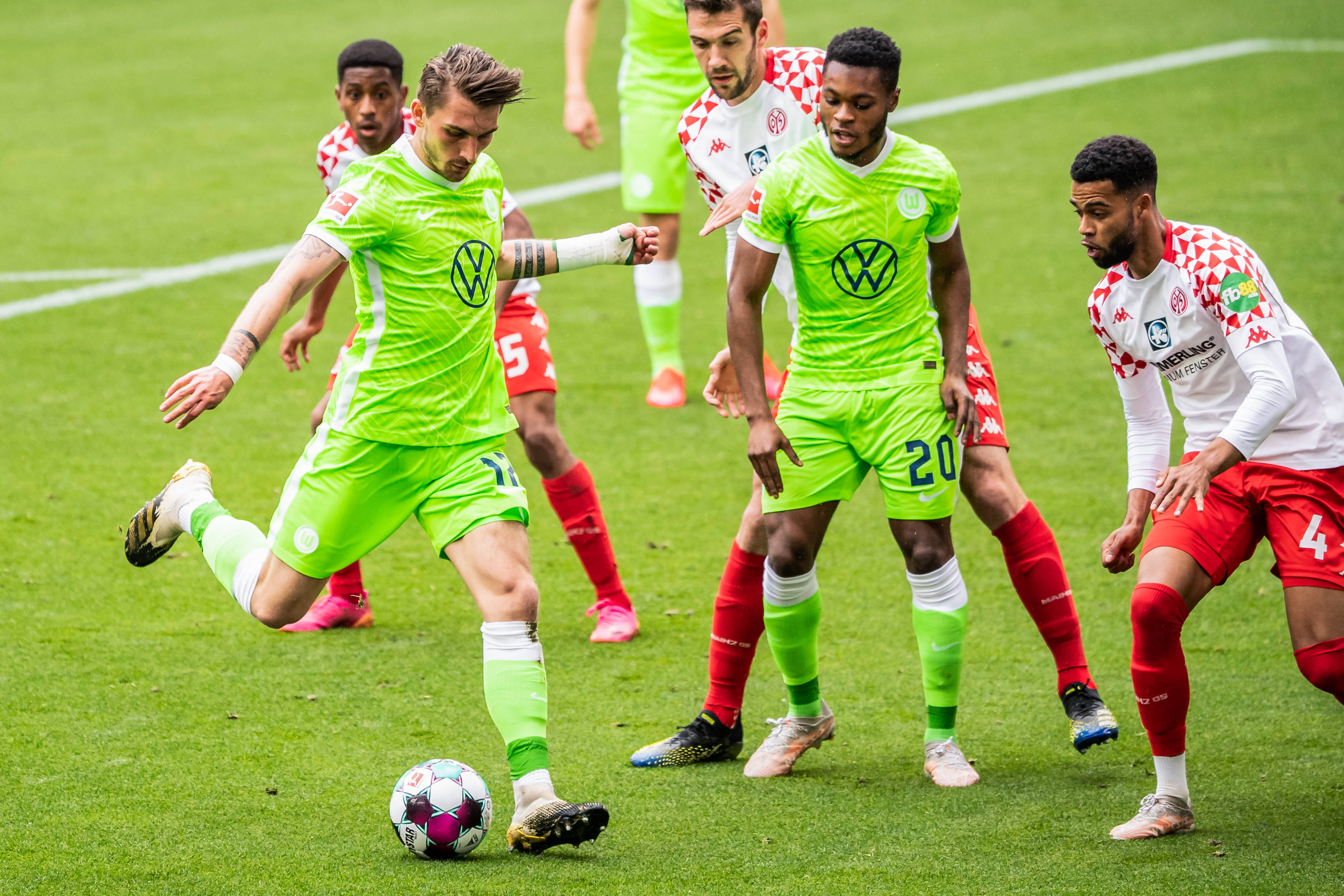 关于沙尔克04在客场不敌多特蒙德，保级形势严峻的信息