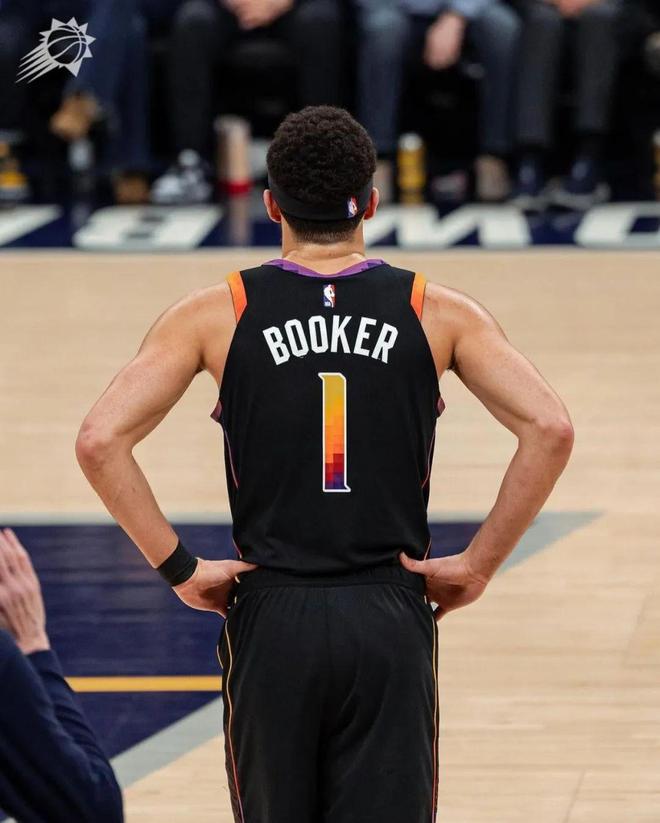 鹈鹕碾压快船,布克刷新纪录 鹈鹕碾压快船,布克刷新纪录