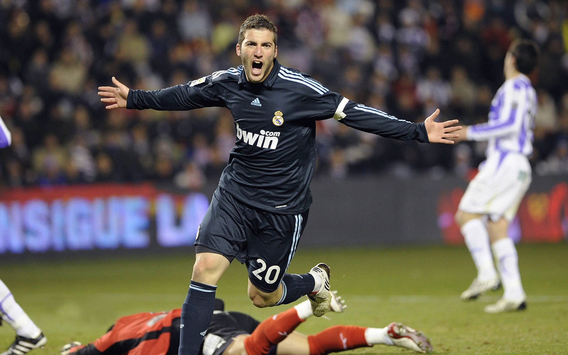 巴尔韦德防守端锁死对手,尼日利亚一波带走阿森纳,战术纪律与冲击力的完美结合