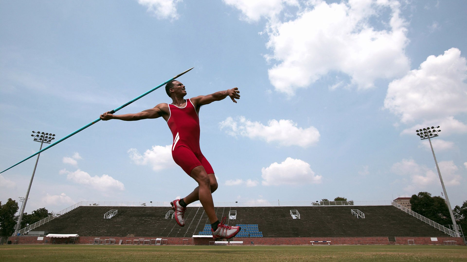 跨界赛场，从雷霆血拼魔术，到字母哥在意甲焦点战接管比赛